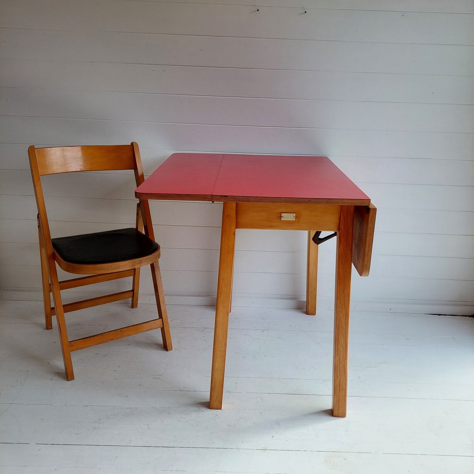 photo vintage Mid Century Vintage Red Drop Leaf Formica Kitchen Dining Table 1960s