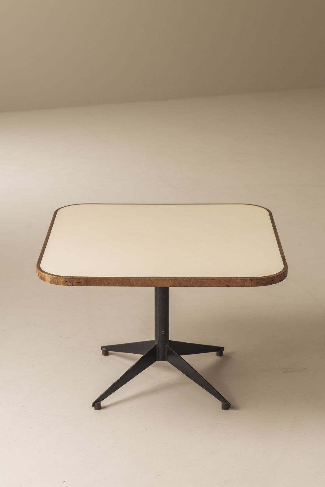 Meubels Elegante vierkante salontafel, Italië, ca. jaren 1950 photo