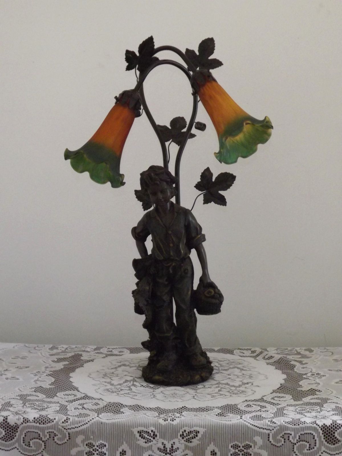 Art Nouveau tafellamp met jongensbeeldje en tulpvormige kappen in amber en groen glas photo furniture