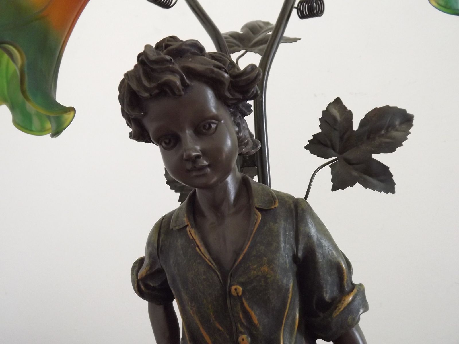 photo for sale Art Nouveau tafellamp met jongensbeeldje en tulpvormige kappen in amber en groen glas
