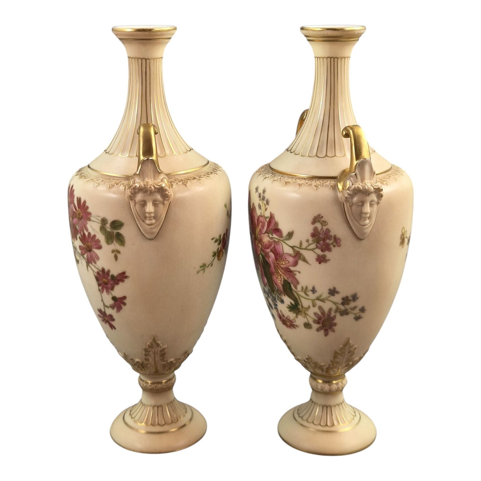 Paar Royal Worcester Blush Ivory Bloemvazen met Vergulde Maskerhengels, 1900 photo furniture
