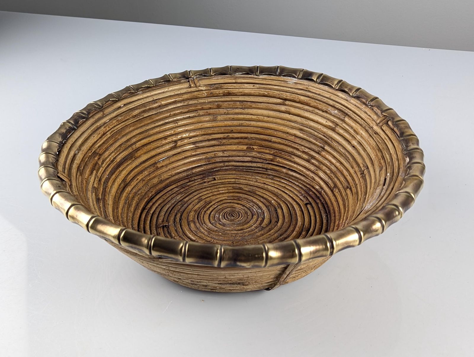 Coupe de milieu de table en rotin tressé et laiton, Italie, années 1970 photo furniture