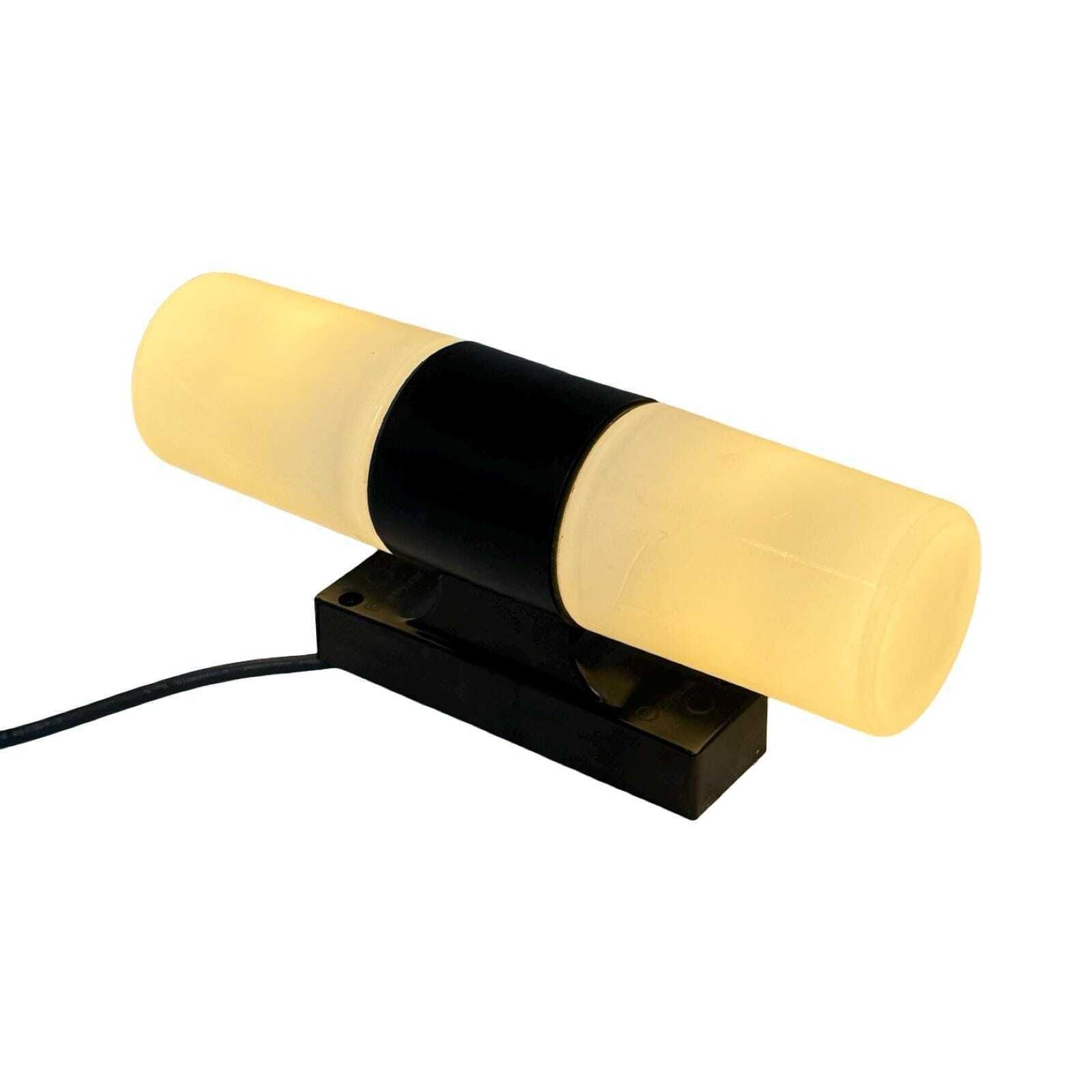 Wandlamp met één lichtpunt | Melkglas en bakeliet | Ca. jaren 1960, Tsjecho-Slowakije