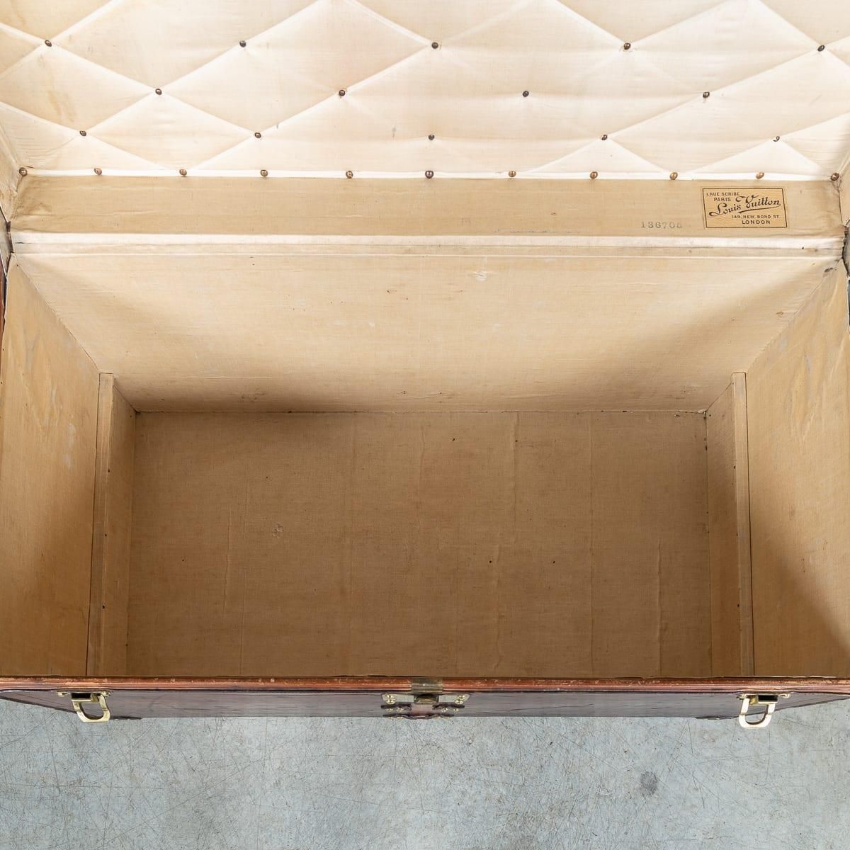 photo vinterior Antique 20th Cent Louis Vuitton Courier Trunk In Natural Cow Hide, France C.1900