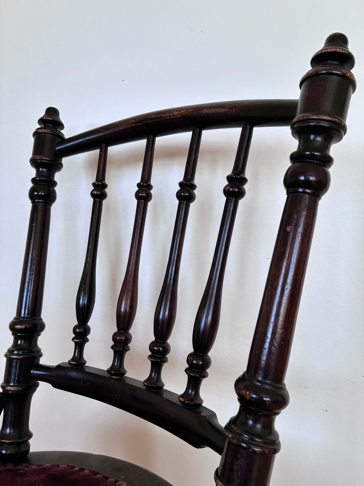 Antieke Engelse Victoriaanse stoel met spijlenrug photo for sale