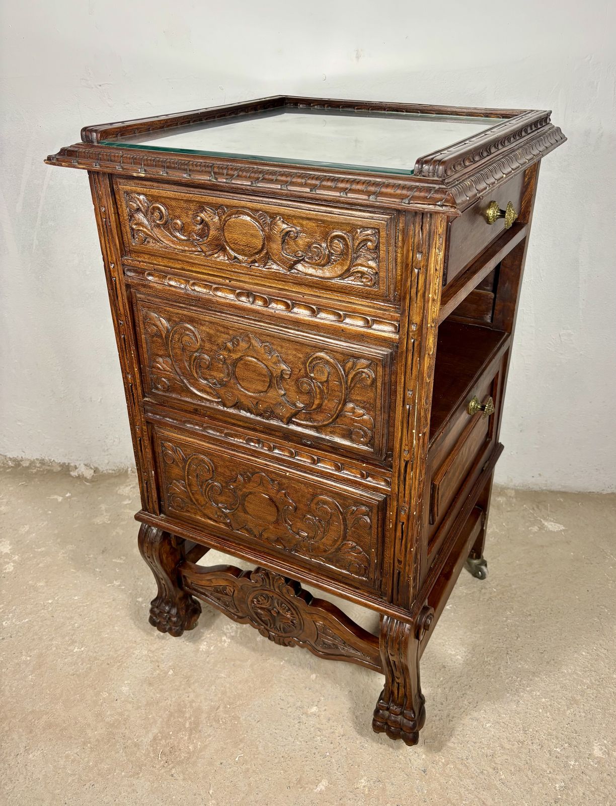 Victoriaans eiken gesneden serveerkast, jaren 1920 photo furniture