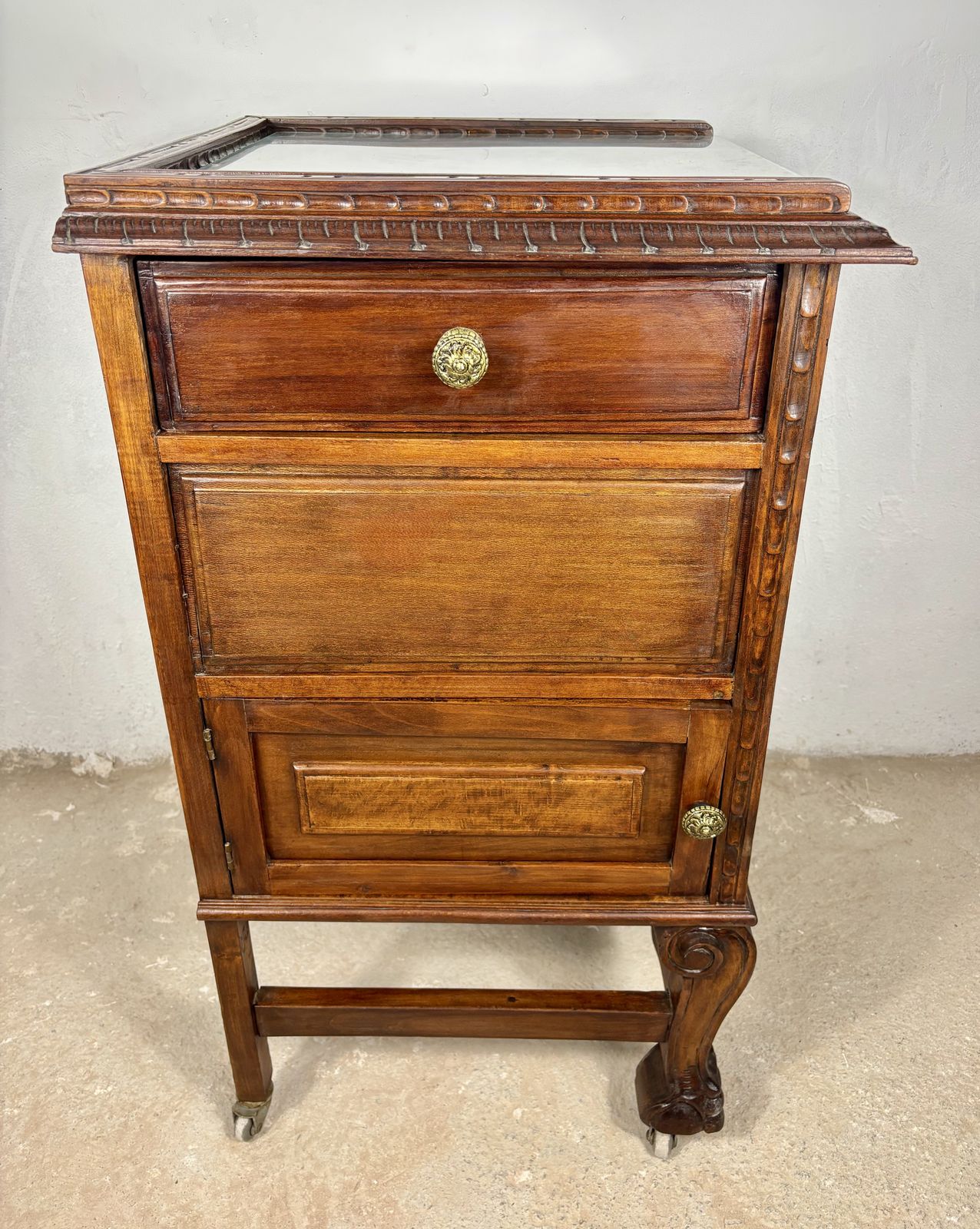 photo furniture Victoriaans eiken gesneden serveerkast, jaren 1920