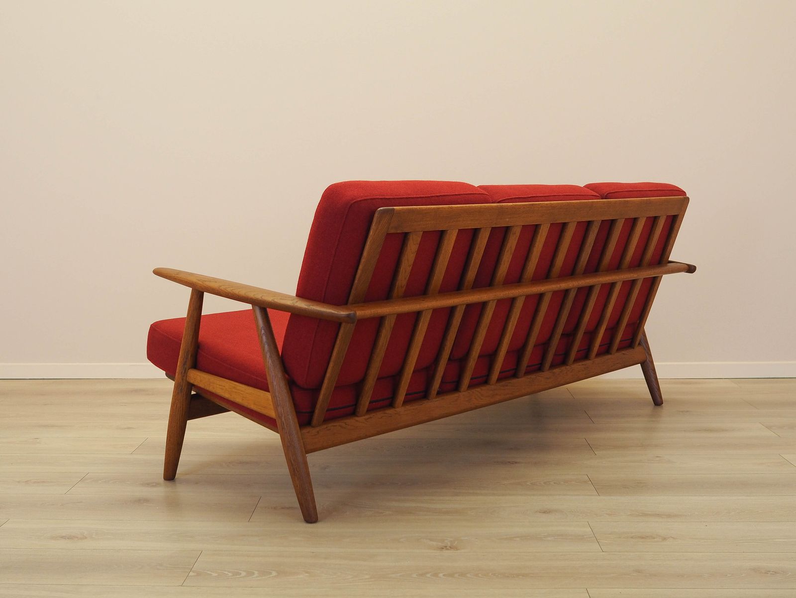photo furniture Rode bank Cigar, Deens design, jaren 1960, ontwerper: Hans J. Wegner, fabrikant: Getama