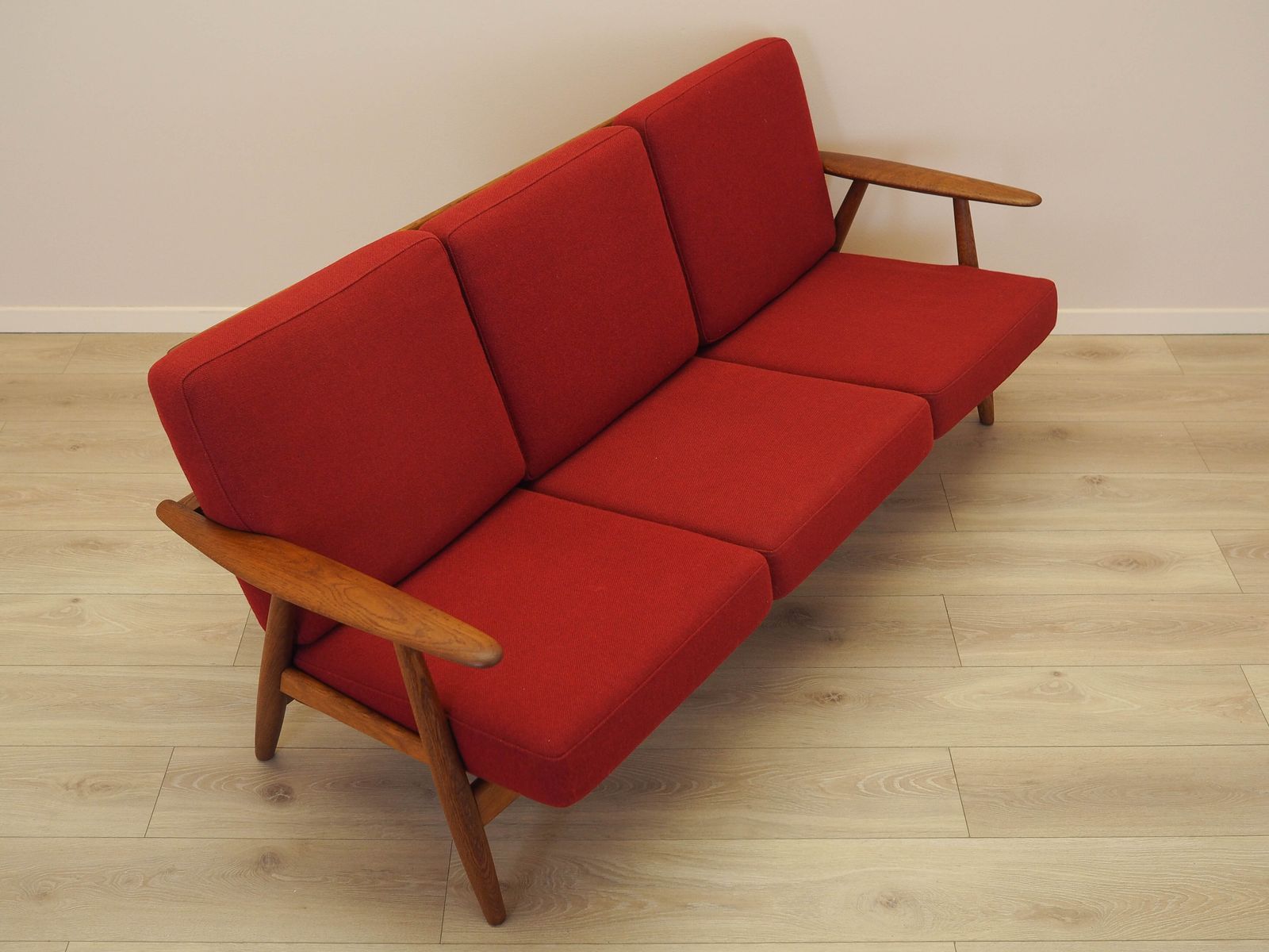 4479.0 Red Sofa Cigar, Danish Design, 1960s, Designer: Hans J. Wegner, Manufacturer: Getama photo