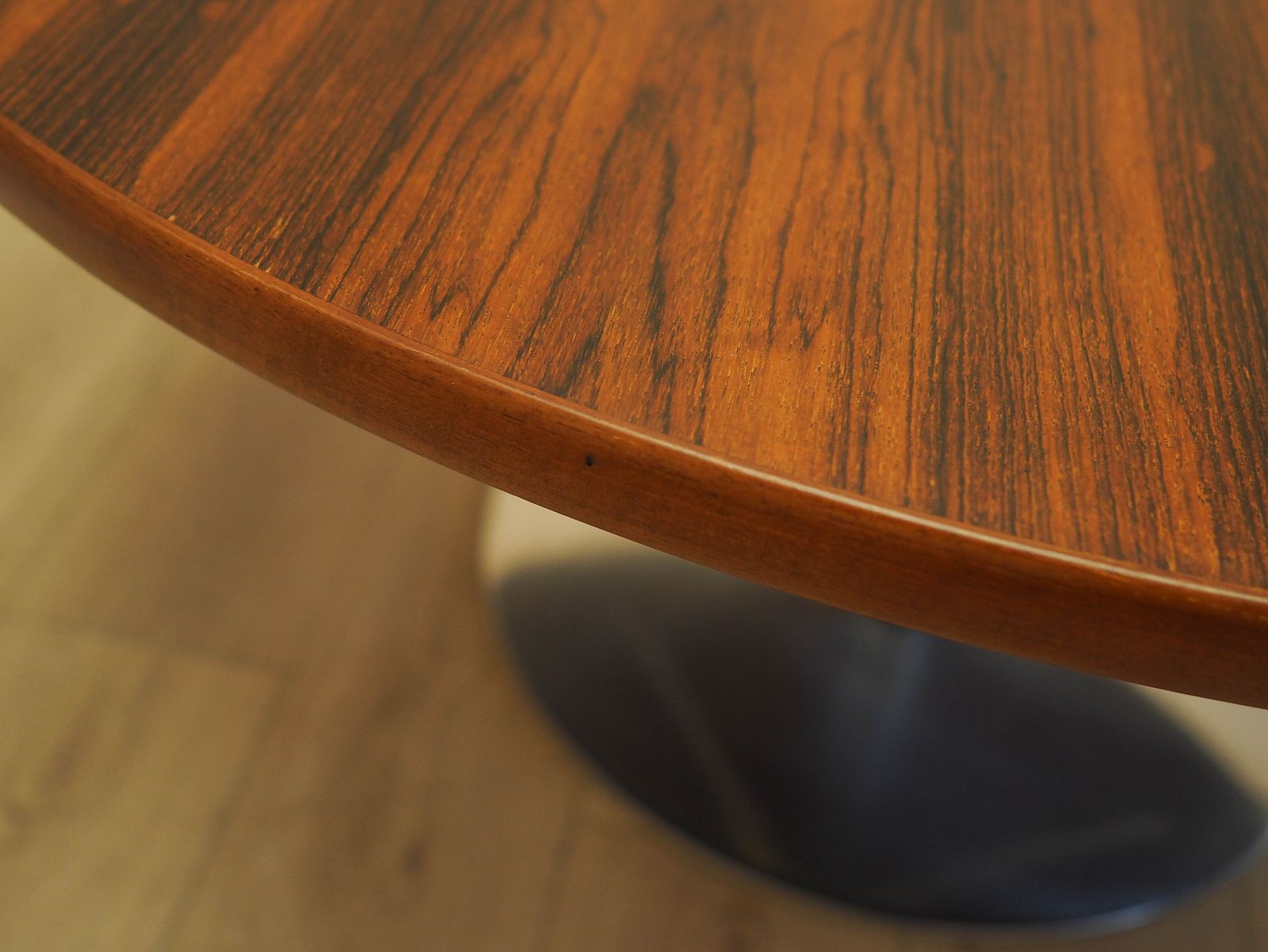photo for sale Ronde salontafel met palissanderfineer, Deens design, jaren 1970, gemaakt in Denemarken