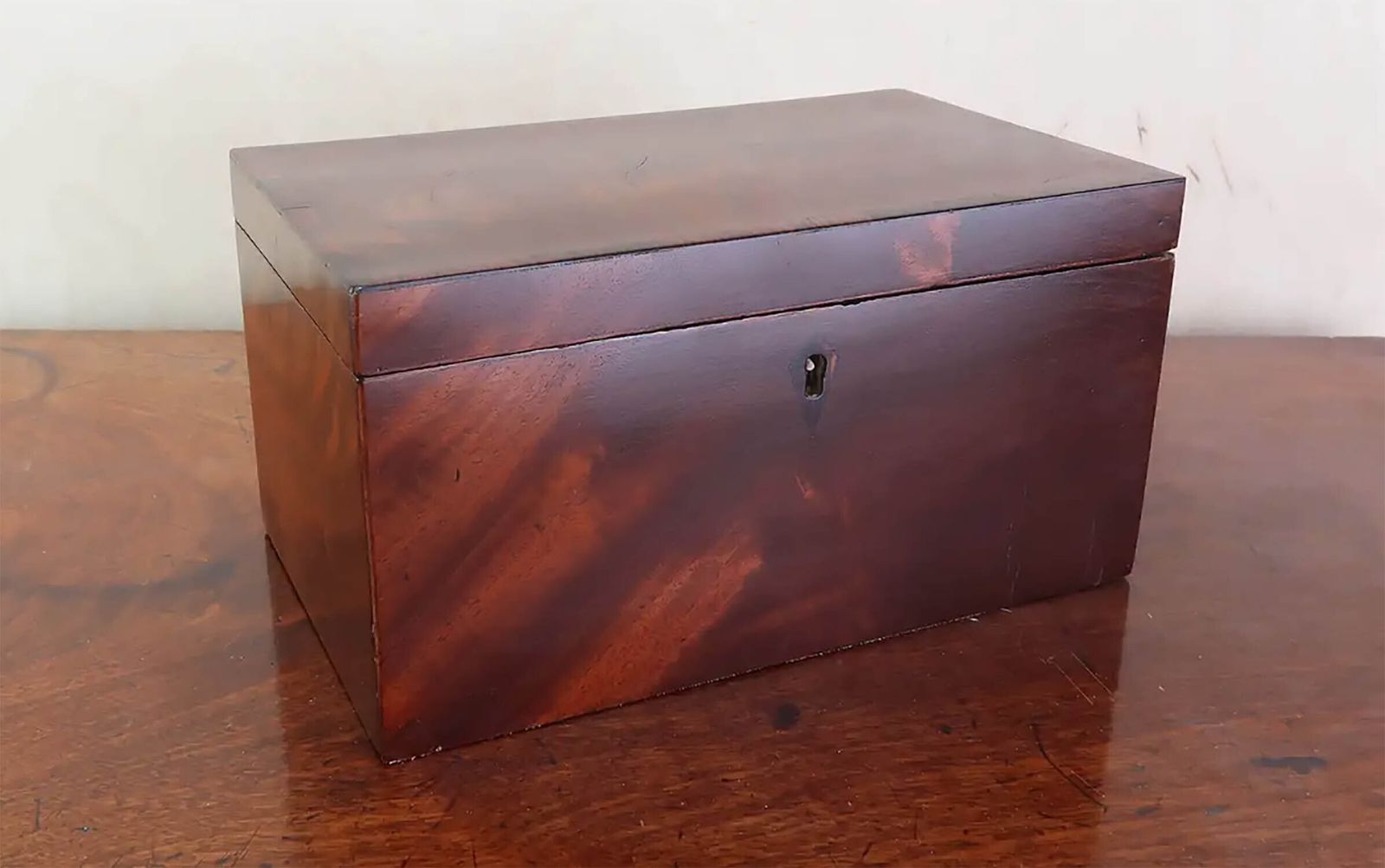 photo furniture Antique Mahogany Tea Caddy With  Crossbanding. English C.1800