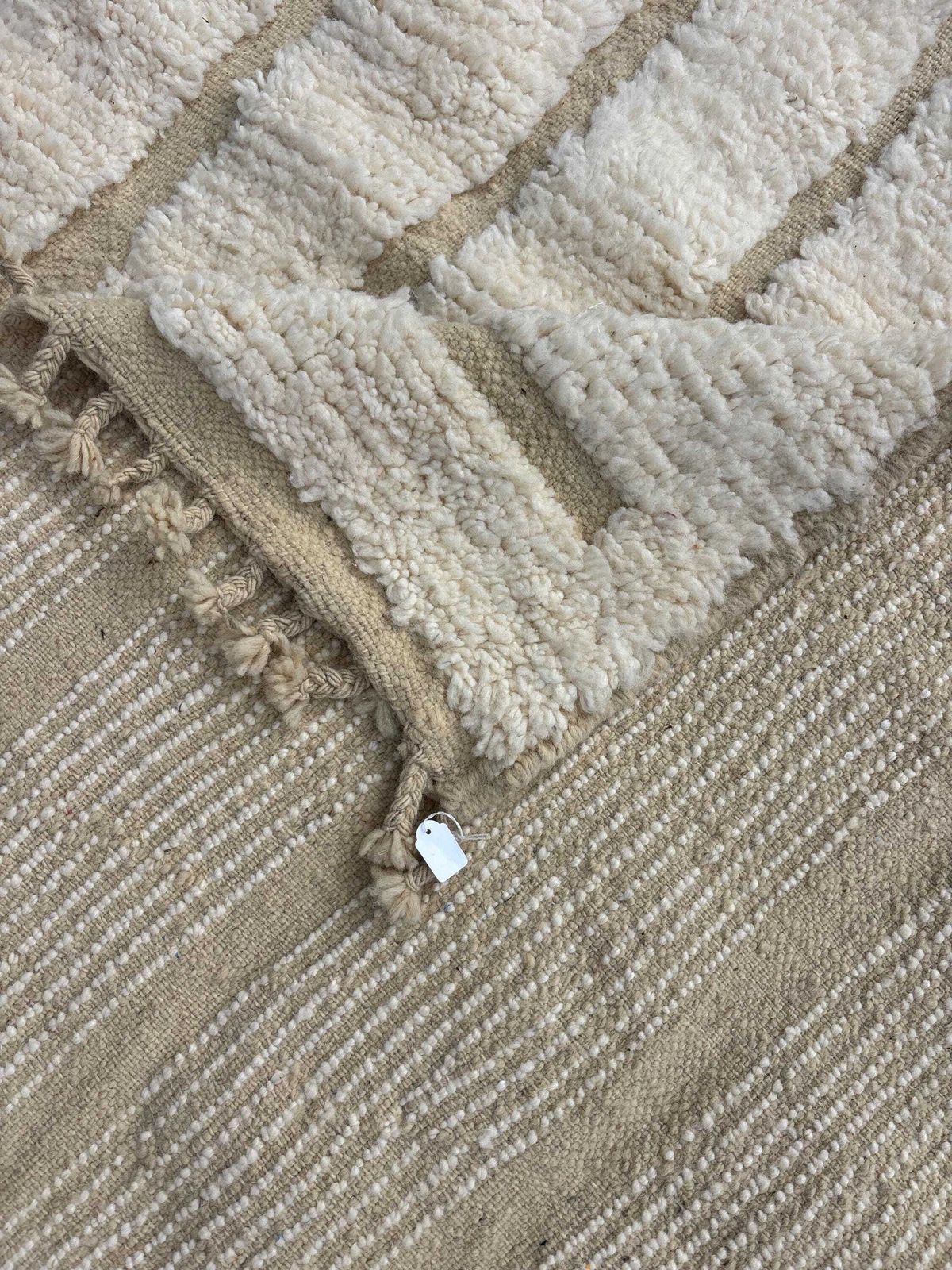 Beni Ourain Wollen Vloerkleed 200x300 Cm | Handgemaakt Marokkaans Wollen Vloerkleed | Crème Ivoor Vloerkleed | Geometrisch Berber Tapijt photo furniture