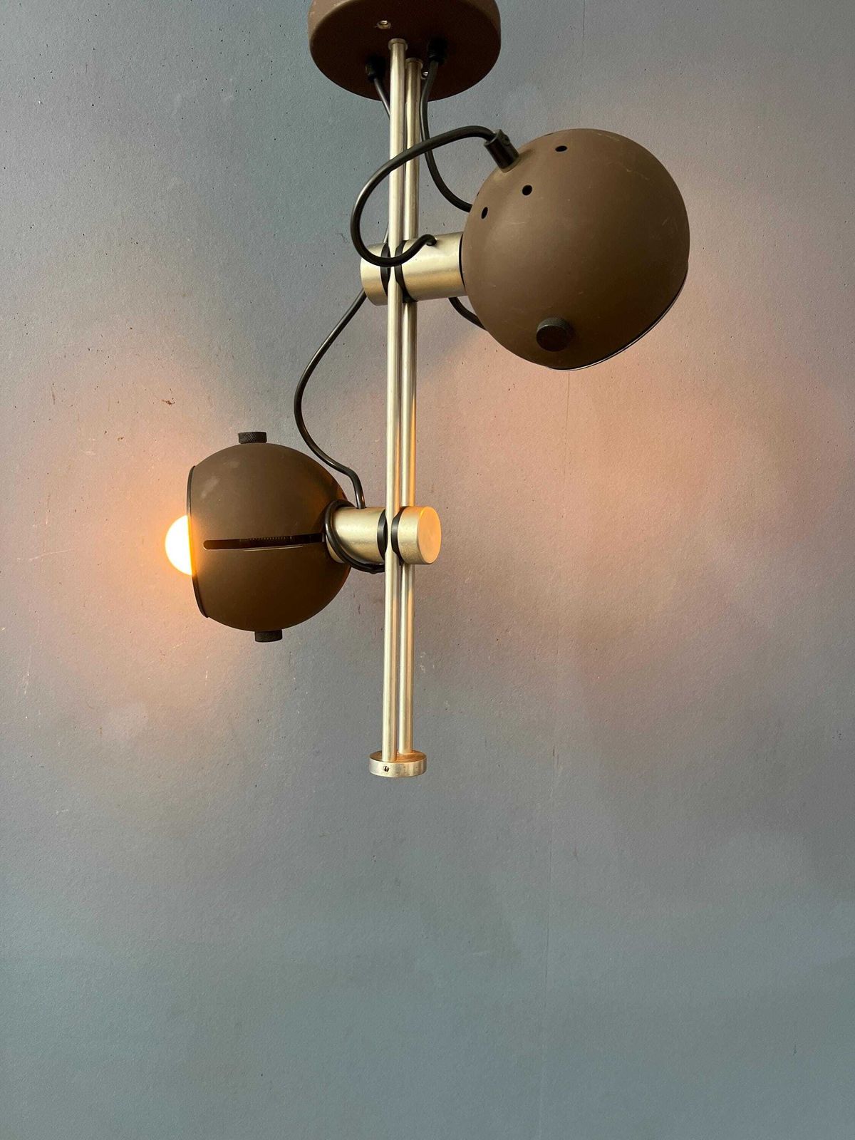 Bruine Plafondlamp | Space Age Armatuur | Vintage Eyeball Lamp photo Verlichting