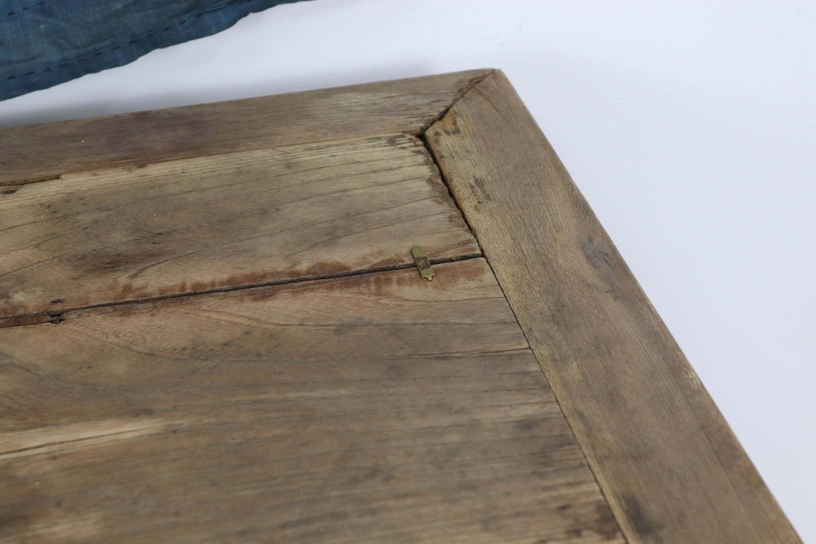 photo vintage Chinese Qing Dynasty Elm Alter Table With Brass Staples
