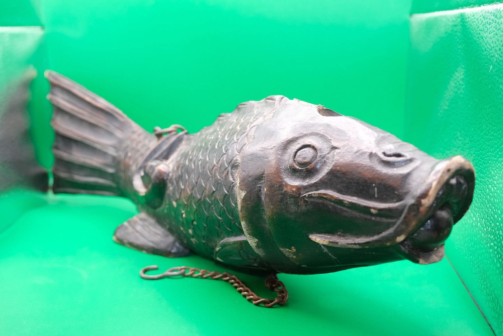 Antieke Japanse Jizai Kagi gesneden houten koi, Meiji-periode haardhaak, Japanse volkskunst karper, geluk en welvaart cadeau, 47 cm photo for sale