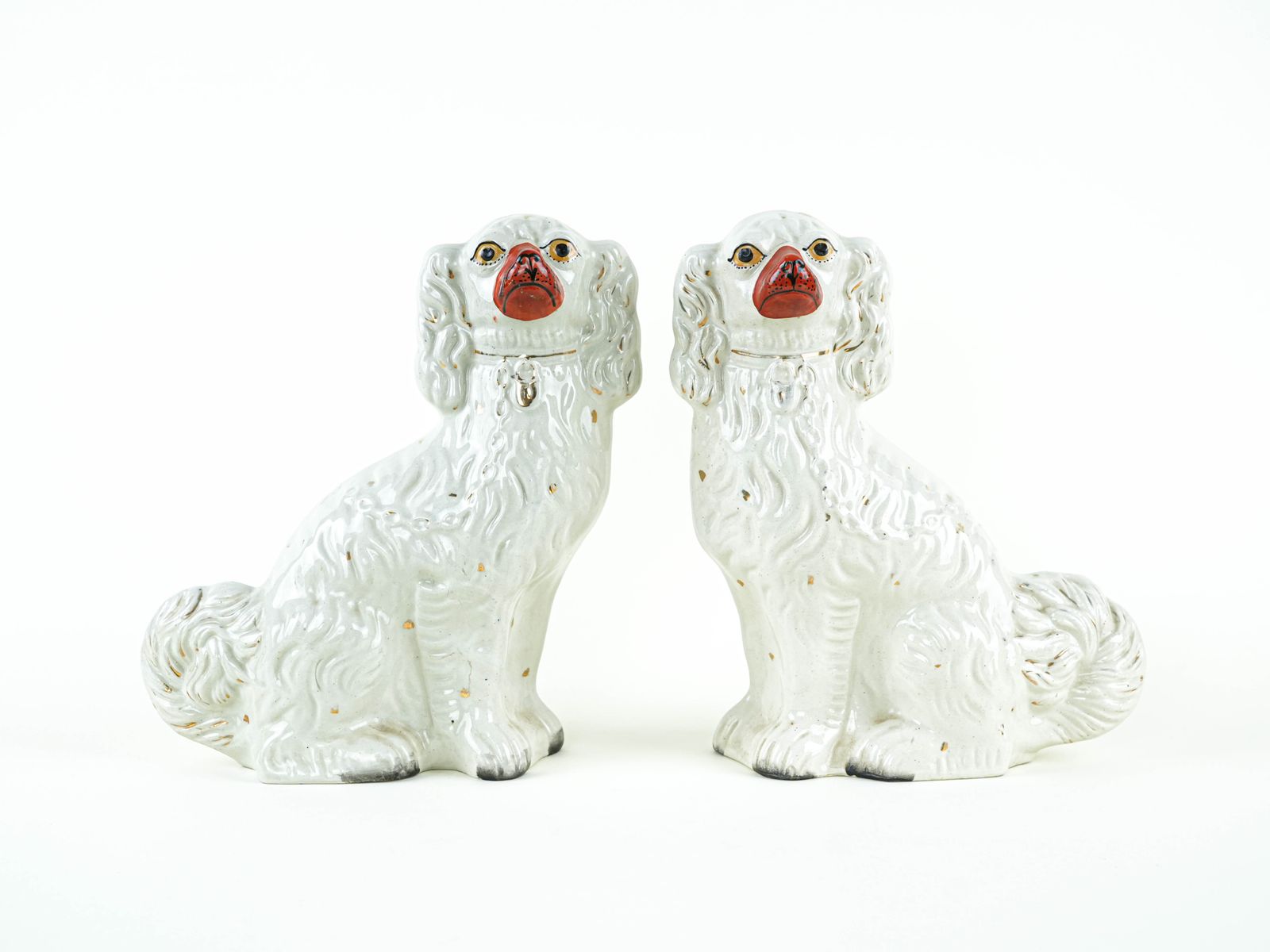 Figurines de cheminée en céramique, épagneuls de style Staffordshire, fabriqués en Angleterre photo for sale