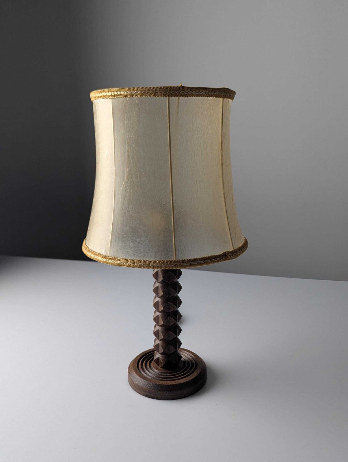 photo furniture Lampe de table Charles Dudouyt en chêne, abat-jour en parchemin, France, années 1950