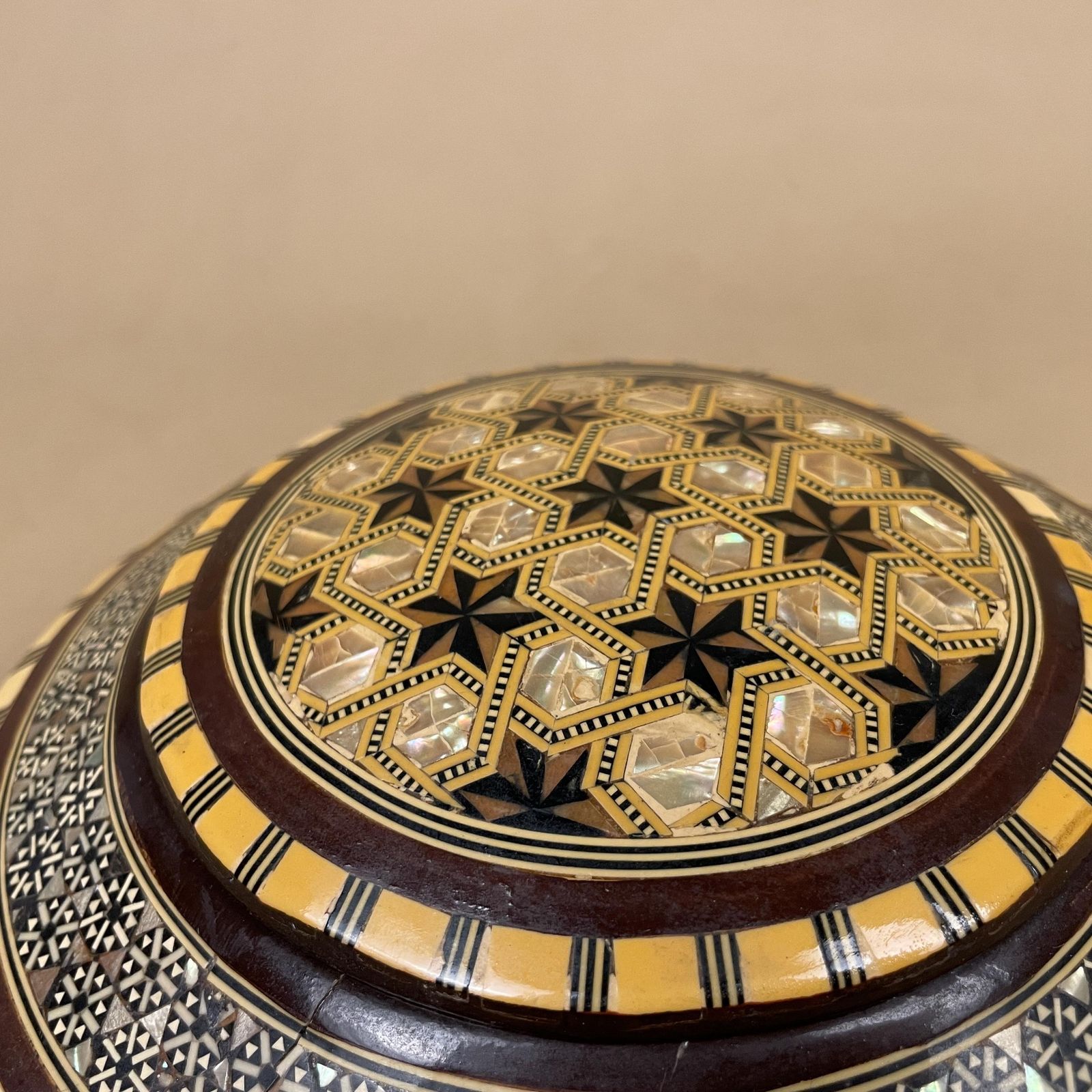 Middle Eastern Box Wooden Inlay Mosaic Pattern Trinket Jewellery Round Medium Keepsake Storage Lid Lidded Circle Marquetry Antique photo furniture