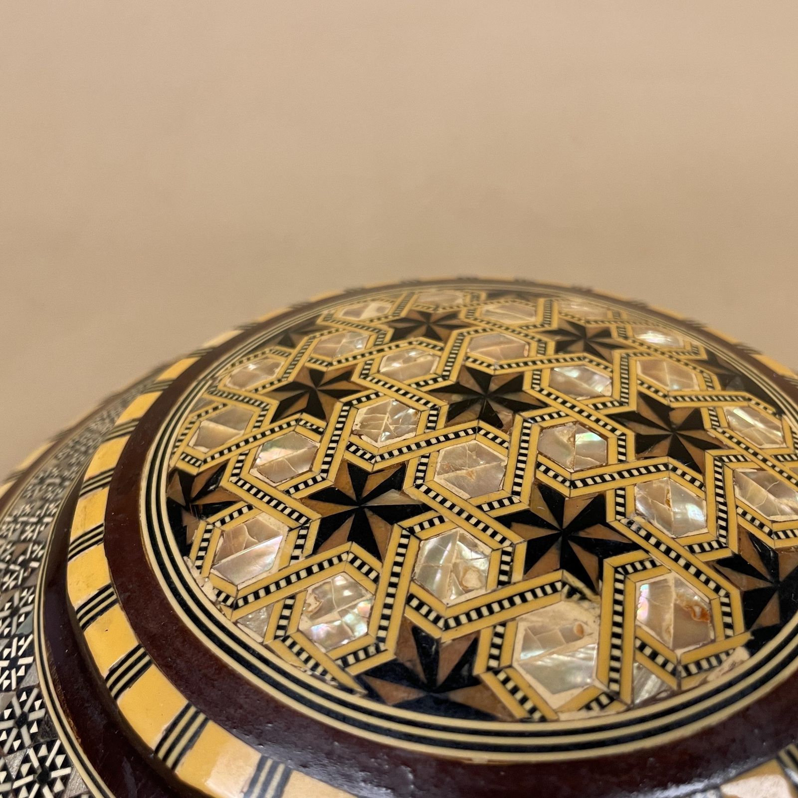 Middle Eastern Box Wooden Inlay Mosaic Pattern Trinket Jewellery Round Medium Keepsake Storage Lid Lidded Circle Marquetry Antique photo 109.0