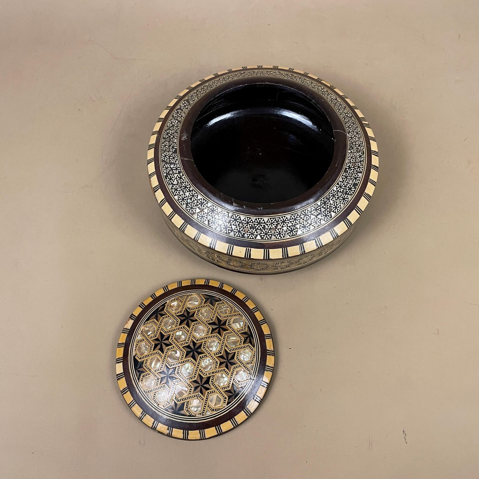 Middle Eastern Box Wooden Inlay Mosaic Pattern Trinket Jewellery Round Medium Keepsake Storage Lid Lidded Circle Marquetry Antique photo vinterior