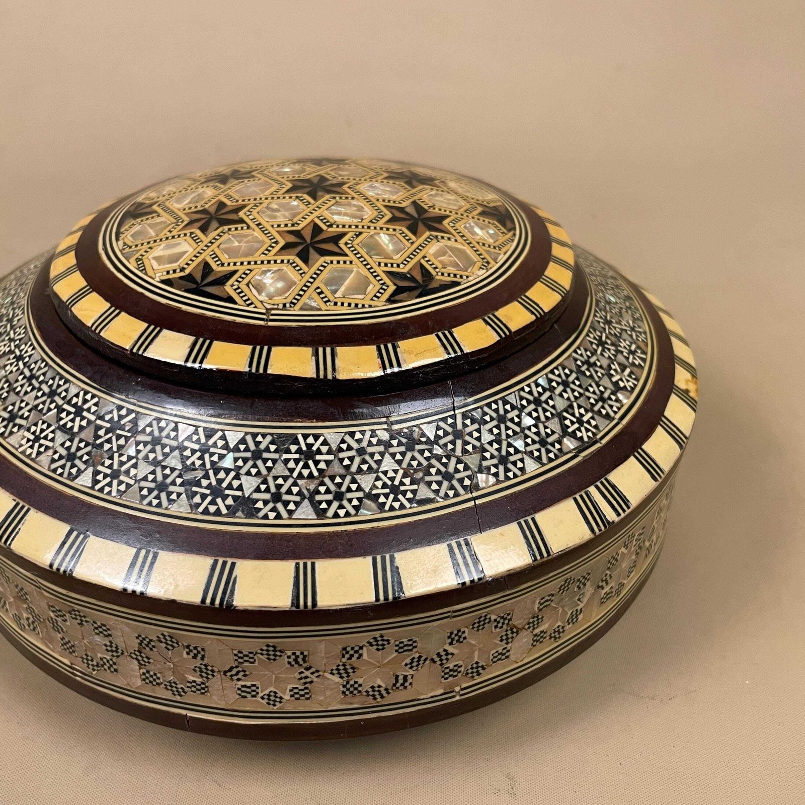 109.0 Middle Eastern Box Wooden Inlay Mosaic Pattern Trinket Jewellery Round Medium Keepsake Storage Lid Lidded Circle Marquetry Antique photo