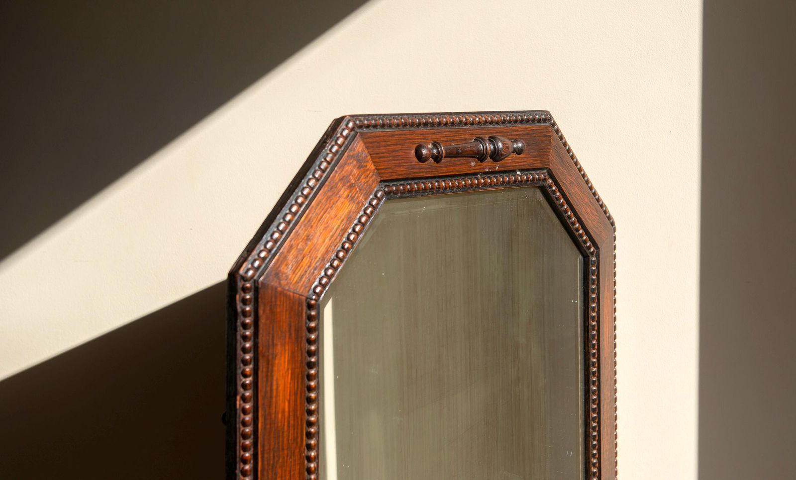 Art Deco Nederlands Eiken Wandspiegel   Grote Achthoekige Geslepen Spiegel   Geometrische Schoorsteenspiegel Ca. Jaren 1920 photo furniture