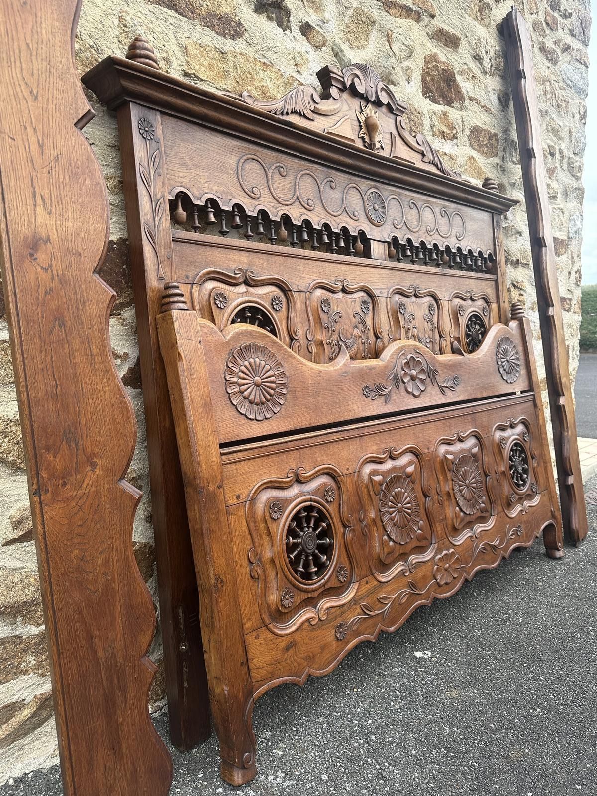photo vintage Antique French Breton Carved Oak Bedroom Suite