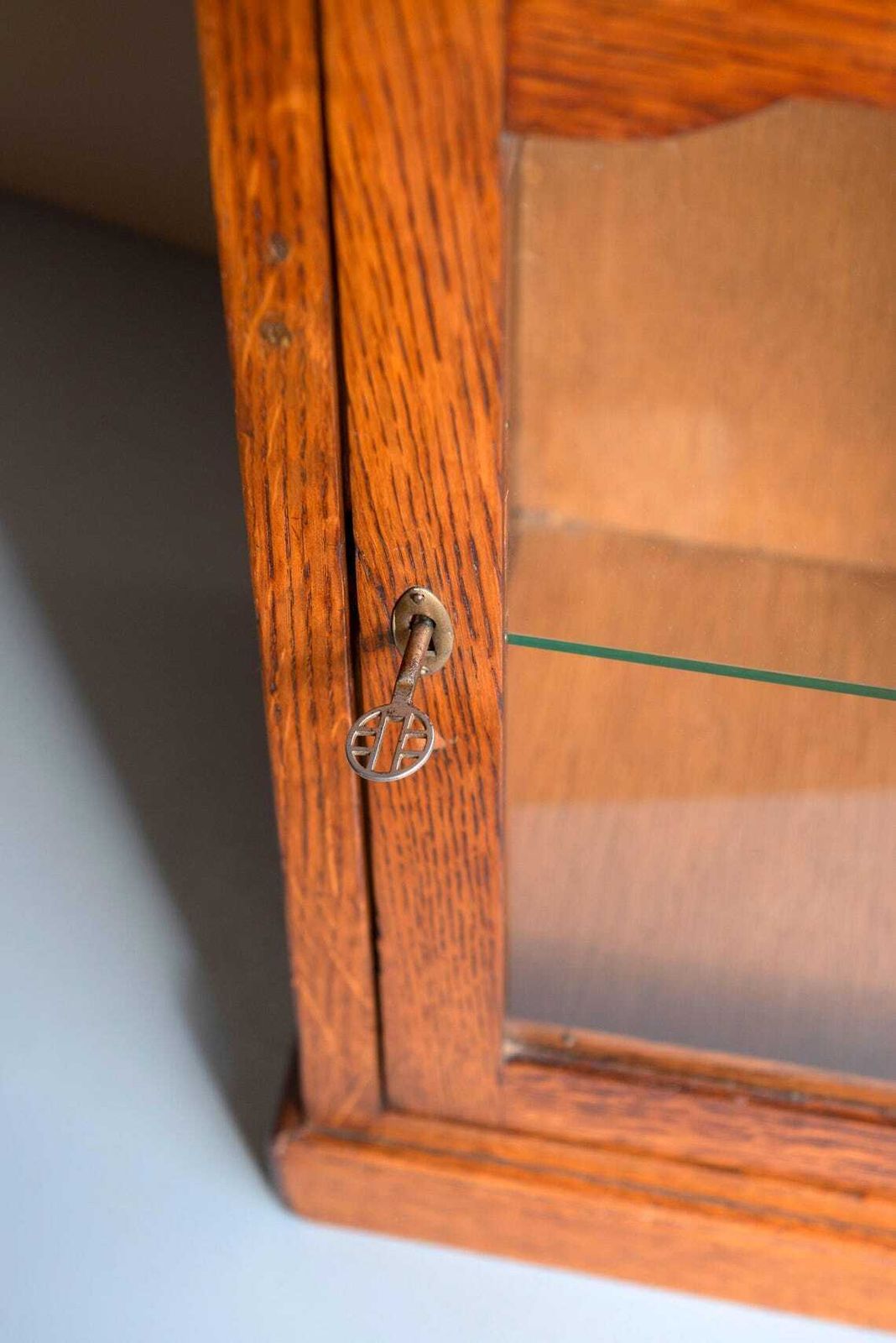 Antieke Eiken Wandkast – Glazen Deur Met Slot – Arts And Crafts Vitrinekast Voor Badkamer Of Display photo vintage