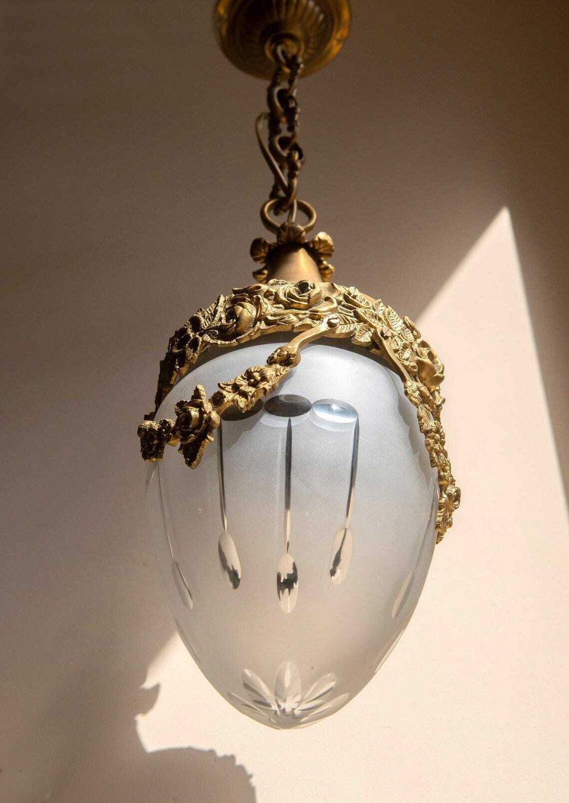Antieke Franse Art Nouveau Hanglamp  Matglazen Hanglamp  Sierlijk Messing Plafondlicht  Bloemen Kroonluchter photo for sale
