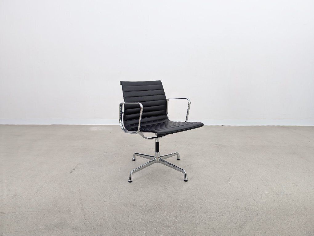 Fauteuil Vitra EA 108 en cuir noir, par Charles & Ray Eames photo buy