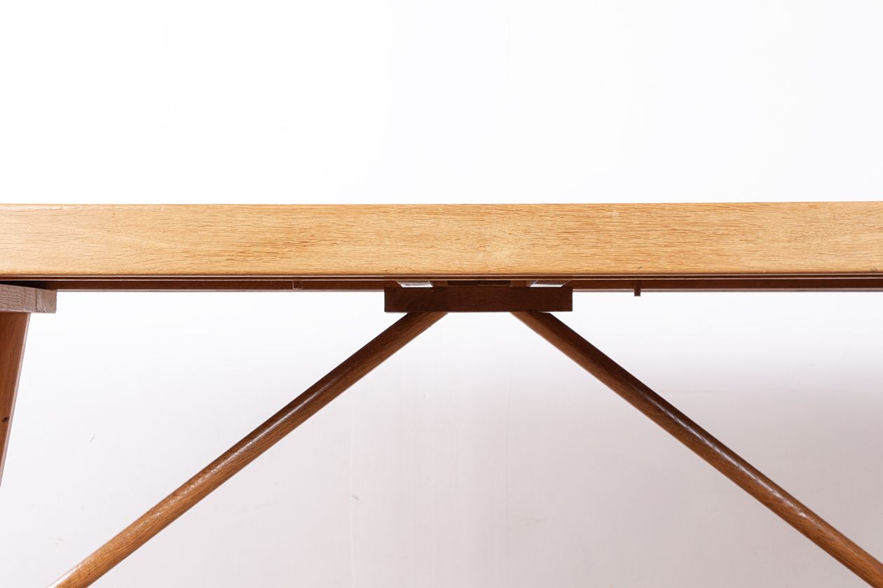 Grande table à manger extensible en chêne, par Guillerme et Chambron pour Votre Maison, 1960. photo 7500.0