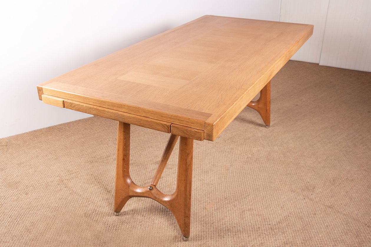 photo vinterior Grande table à manger extensible en chêne, par Guillerme et Chambron pour Votre Maison, 1960.