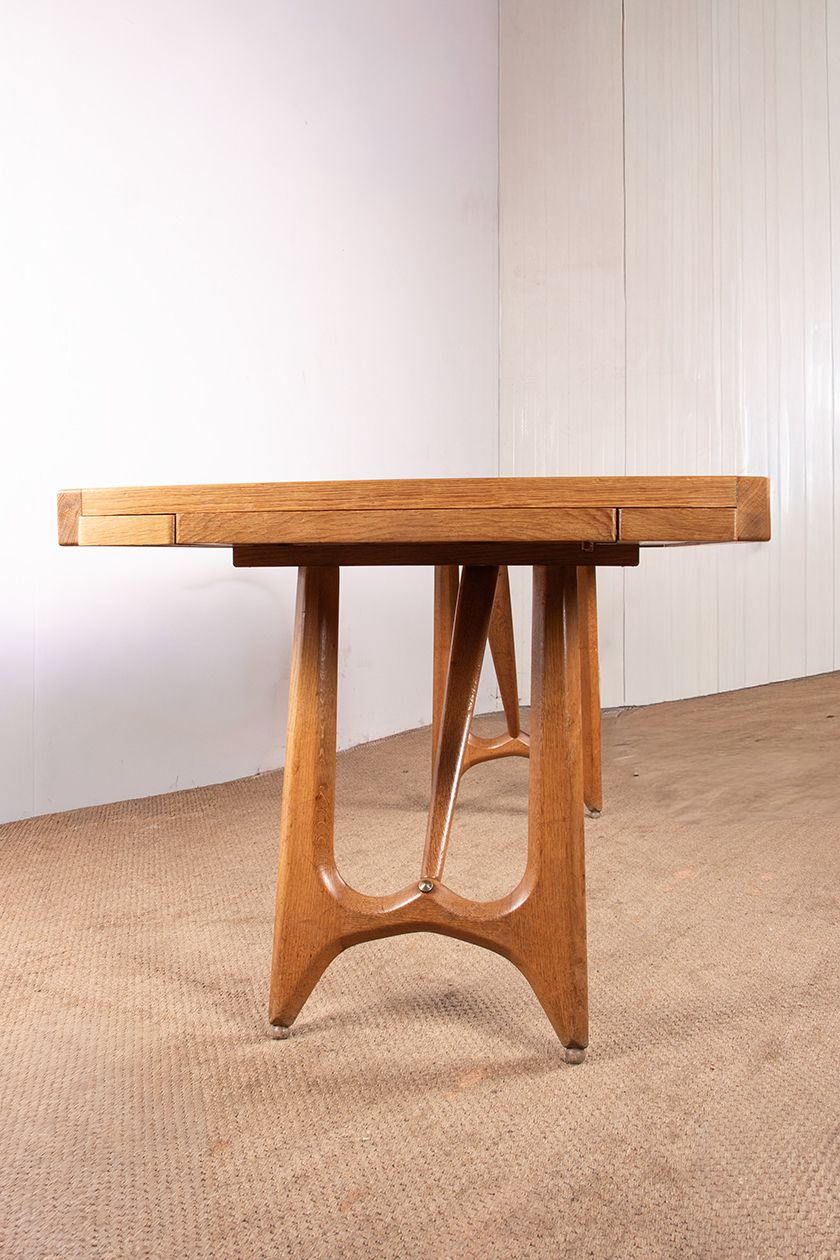 photo buy Grande table à manger extensible en chêne, par Guillerme et Chambron pour Votre Maison, 1960.
