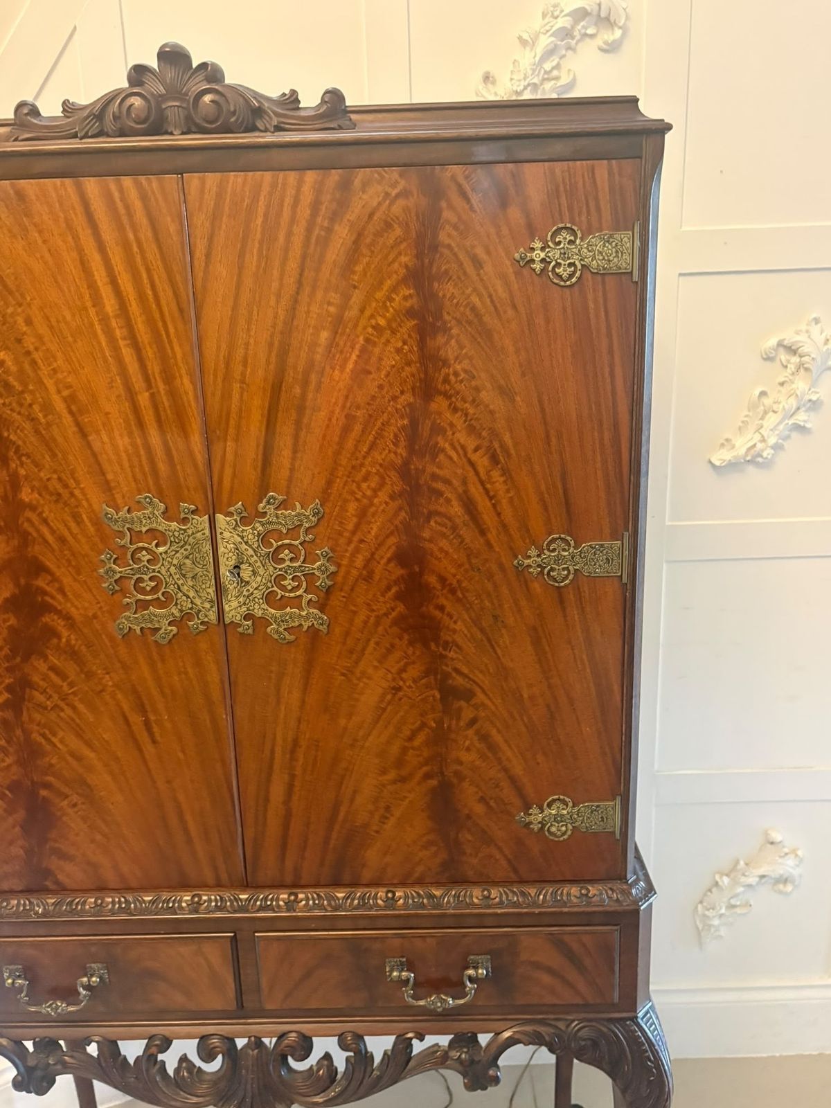 photo furniture Antique Figured Mahogany Illuminated Cocktail Drinks Cabinet On Stand