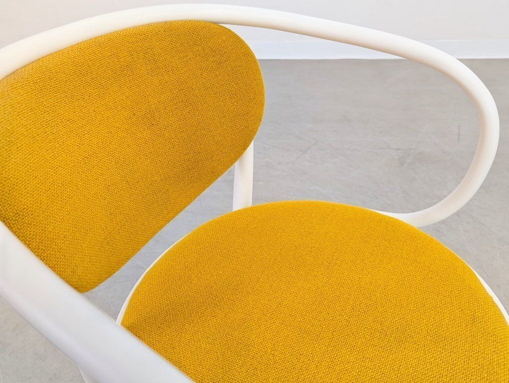 Meubels Set van 7 Thonet stoelen 210 P Bentwood jaren 1960 geel design classic photo