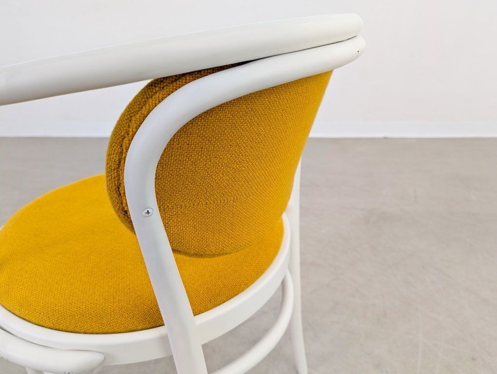 photo vinterior Set van 7 Thonet stoelen 210 P Bentwood jaren 1960 geel design classic