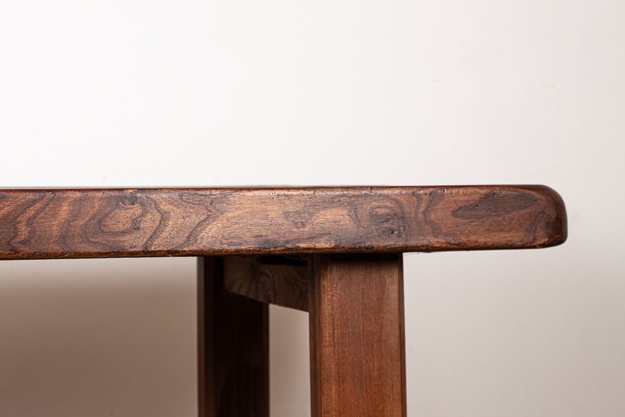 Grande table à manger brutaliste en orme massif, dans le style de Olavi Hanninen, 1960. photo Mobilier
