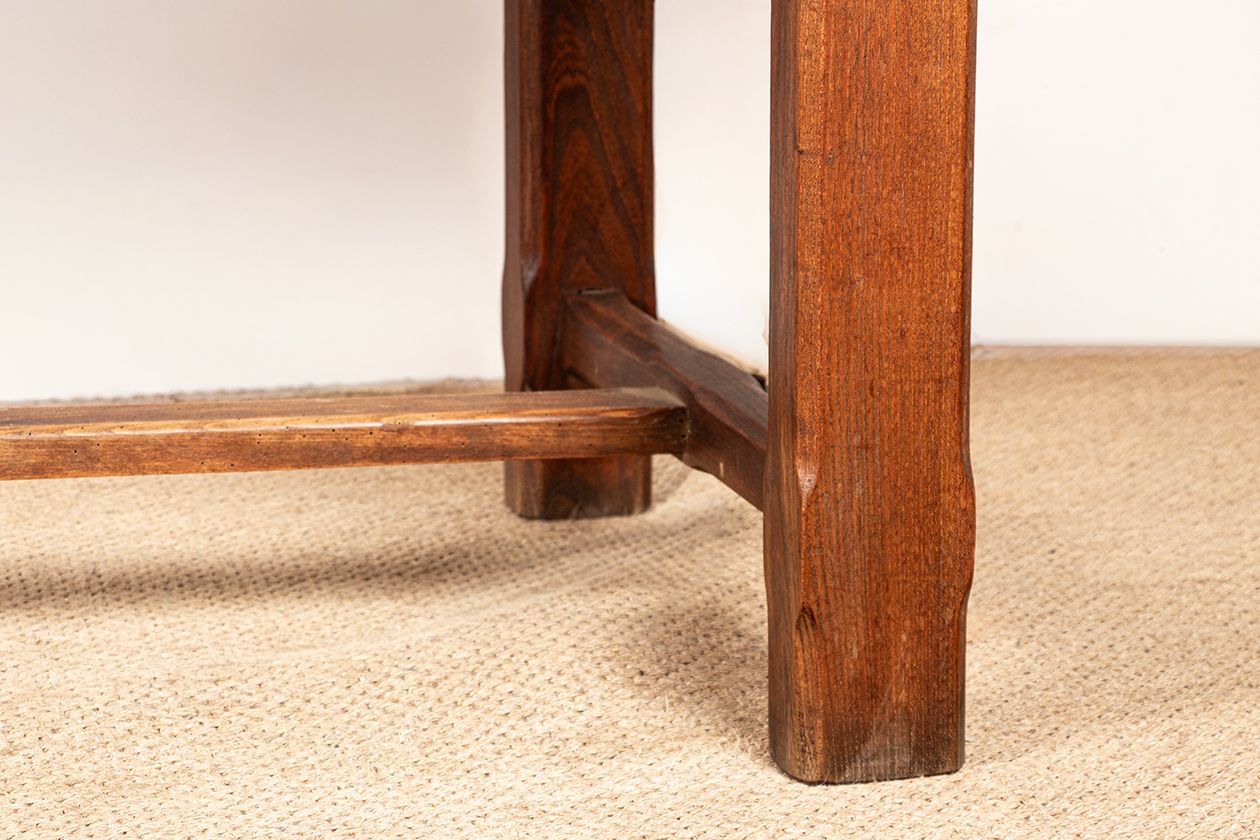 Grande table à manger brutaliste en orme massif, dans le style de Olavi Hanninen, 1960. photo vinterior