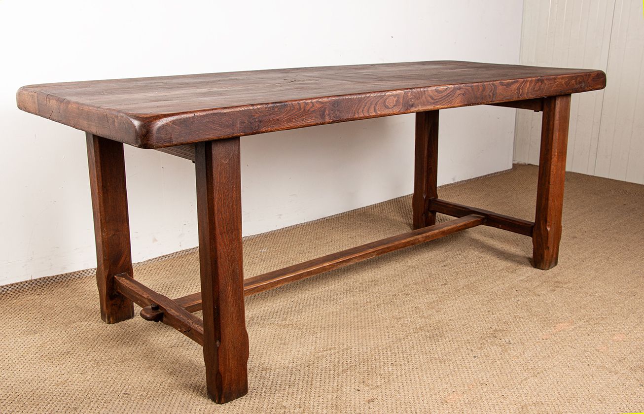 Grande table à manger brutaliste en orme massif, dans le style de Olavi Hanninen, 1960.