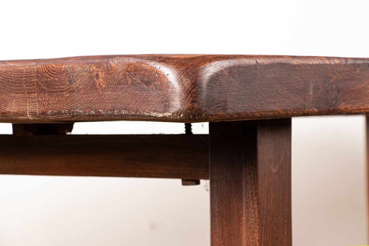 Mobilier Grande table à manger brutaliste en orme massif, dans le style de Olavi Hanninen, 1960. photo