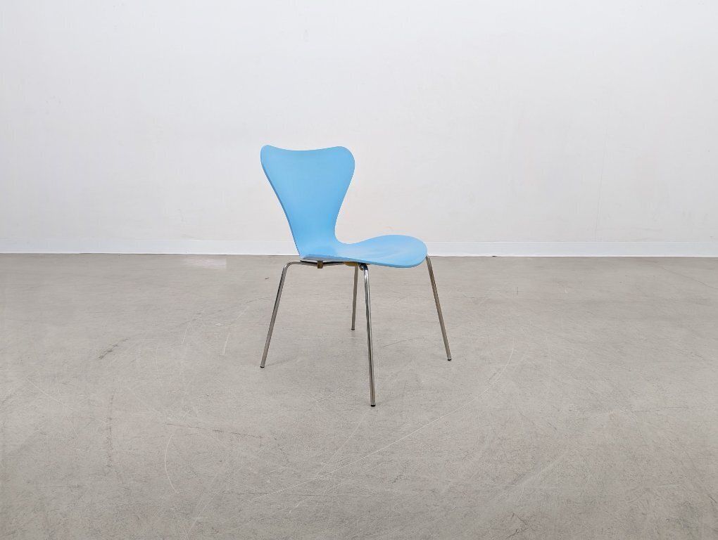Fritz Hansen Series 7 Chair Light Blue 3107 Chair Arne Jacobsen photo 309.0