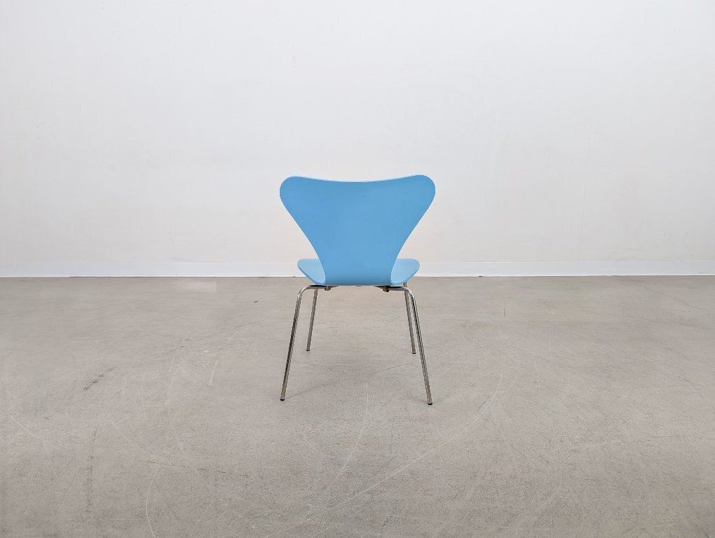 Fritz Hansen Series 7 Chair Light Blue 3107 Chair Arne Jacobsen photo vinterior