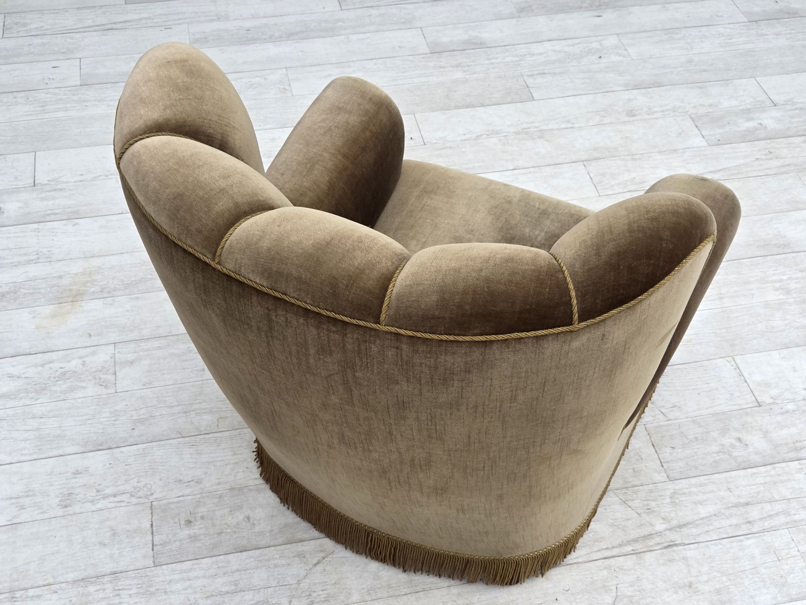 1790.0 Jaren 1960, Deense relax fauteuil, donkergroen meubelvelours, essenhout. photo