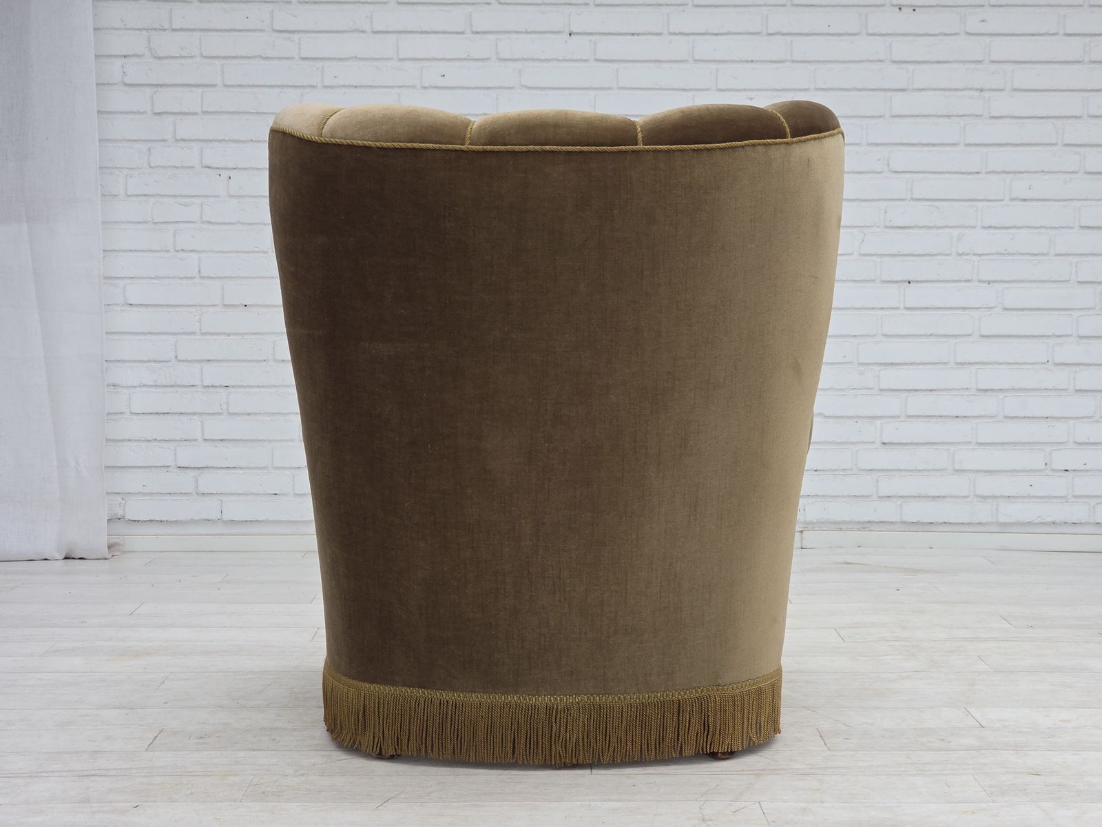photo vinterior Jaren 1960, Deense relax fauteuil, donkergroen meubelvelours, essenhout.