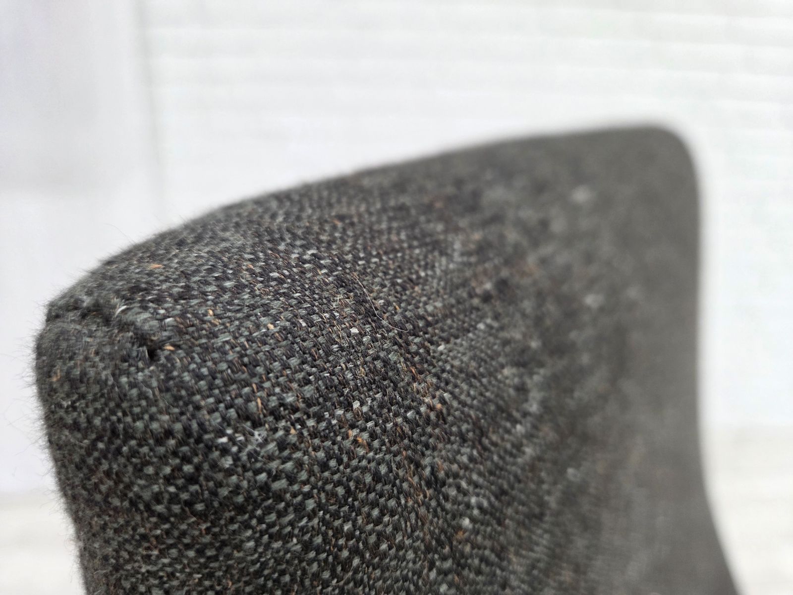 Ca. jaren 1970, Deense fauteuil met hoge rug, meubelstof, teakhout. photo 850.0