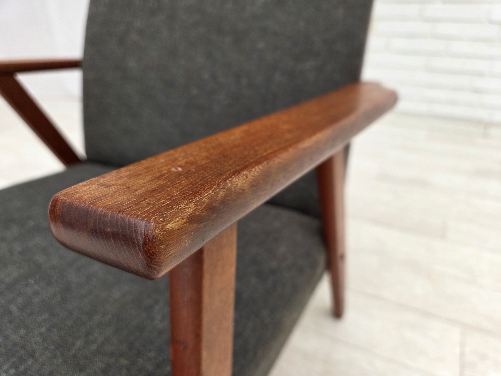 Ca. jaren 1970, Deense fauteuil met hoge rug, meubelstof, teakhout. photo vinterior