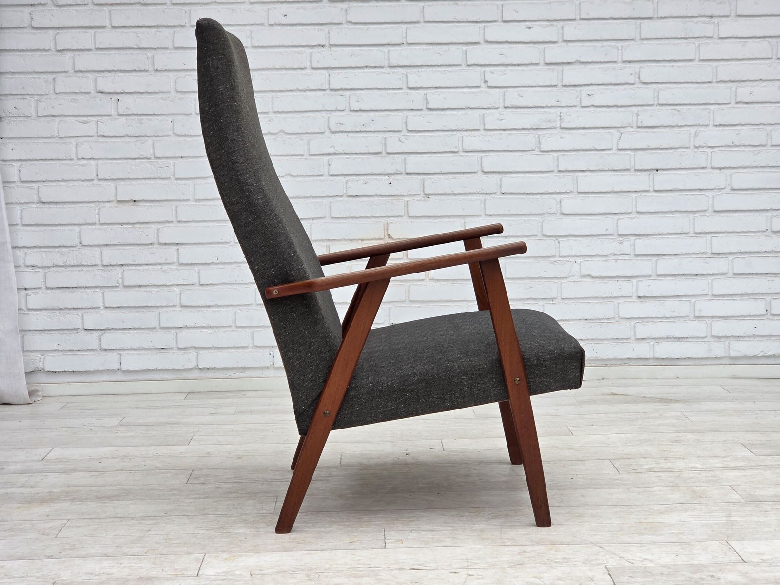 Ca. jaren 1970, Deense fauteuil met hoge rug, meubelstof, teakhout. photo buy