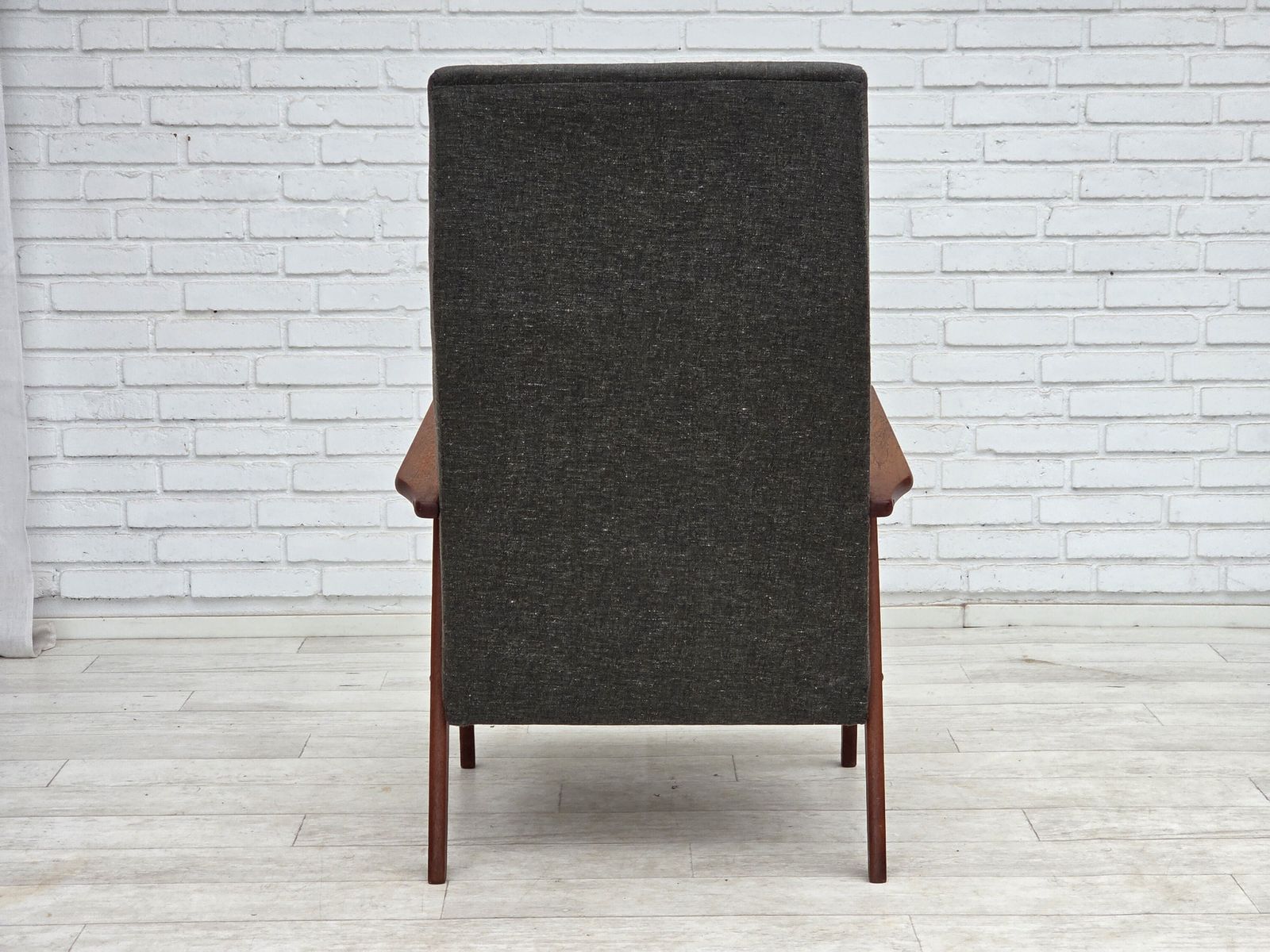 photo furniture Ca. jaren 1970, Deense fauteuil met hoge rug, meubelstof, teakhout.