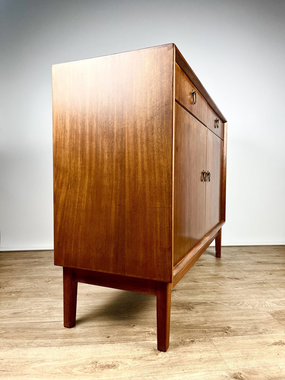 Gordon Russell For Heal’s Mahogany Sideboard, British 1950s photo vinterior
