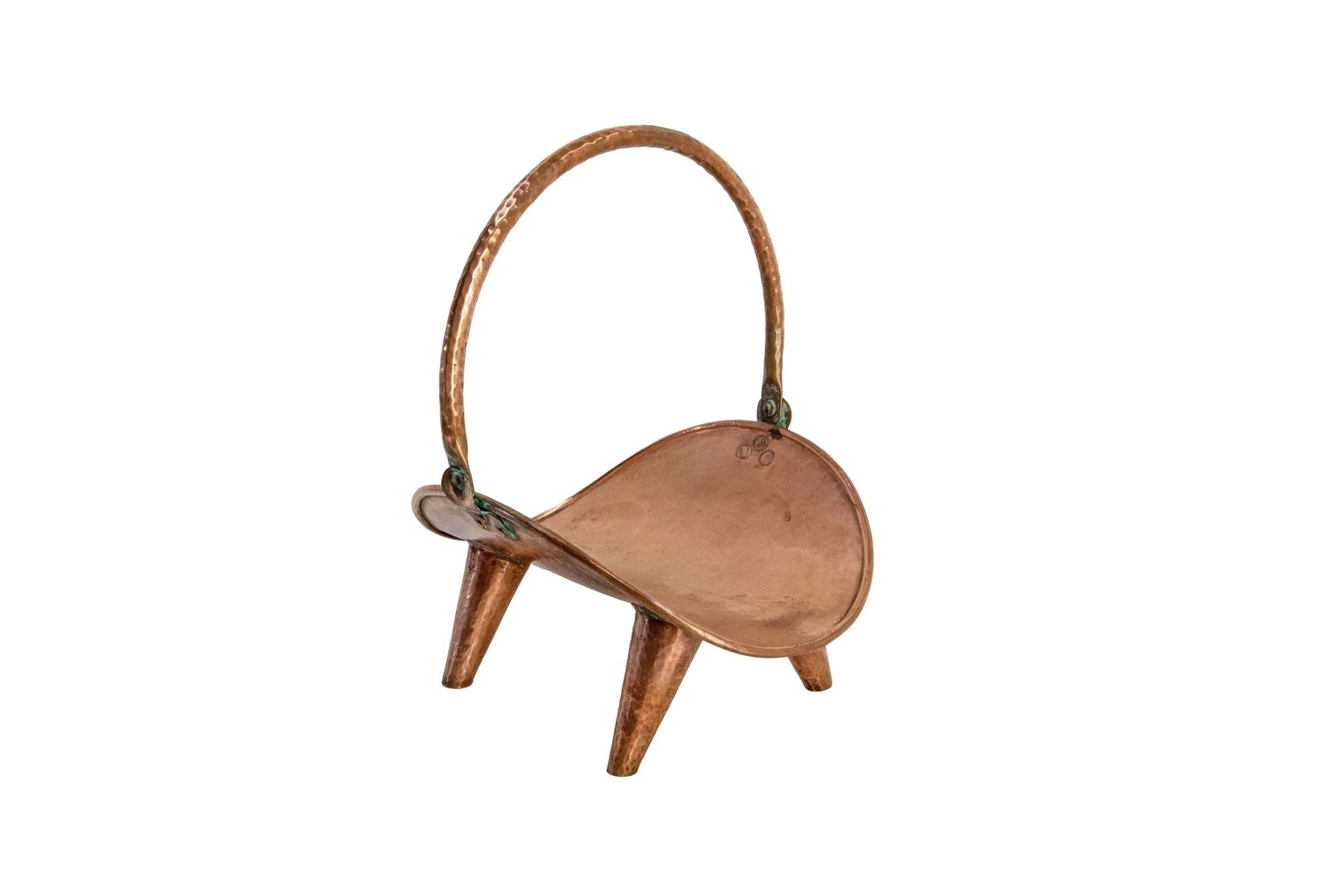 Houtblokhouder of decoratieve mand in gehamerd koper, Frankrijk, ca. 1940 photo furniture